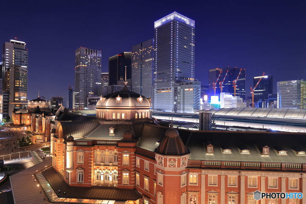 東京駅と高層ビル