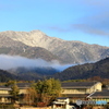 薄っすらと雪山