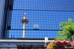 青空と京都タワーが映る駅ビル