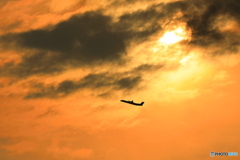 夕暮れにシルエット飛行機