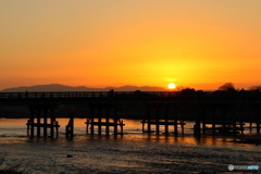 渡月橋と昇る太陽