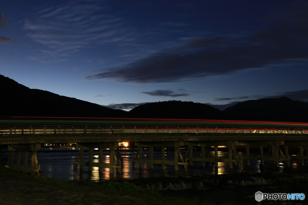 日暮れの渡月橋