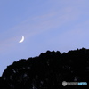 山の上に光る三日月