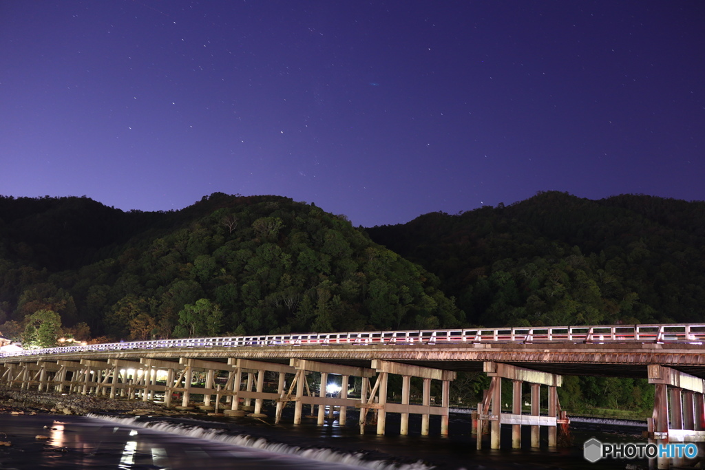 快晴の夜空と渡月橋を眺める