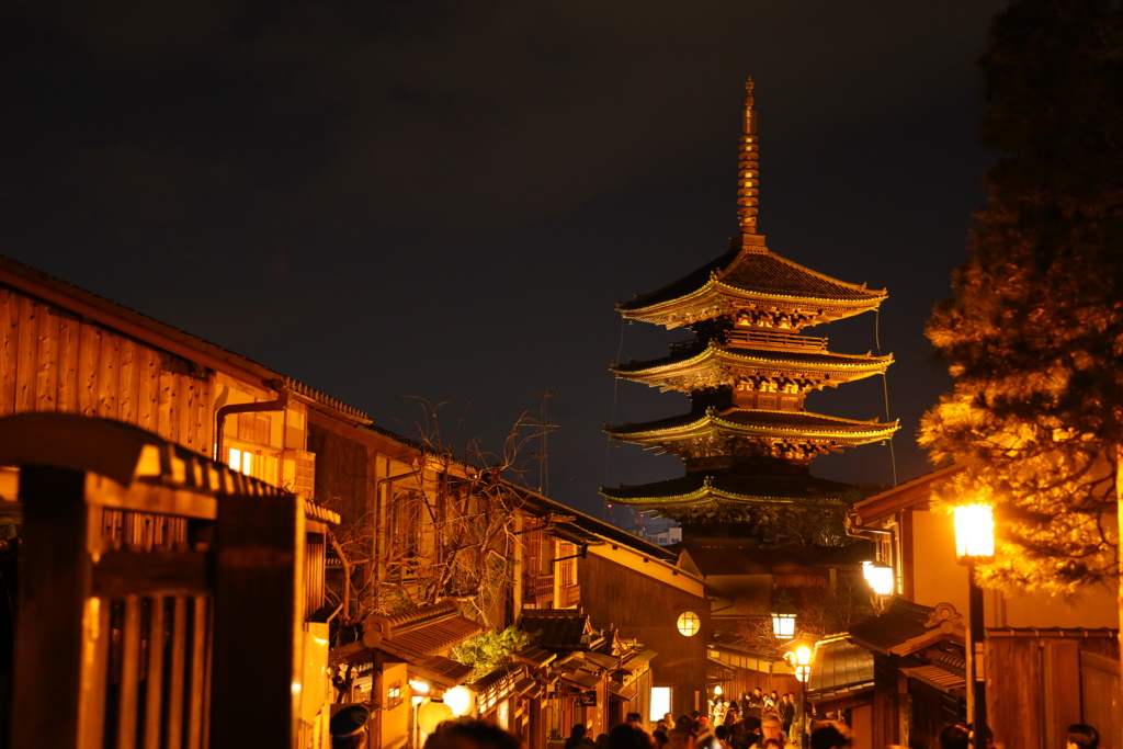 浮かびあがる八坂の塔