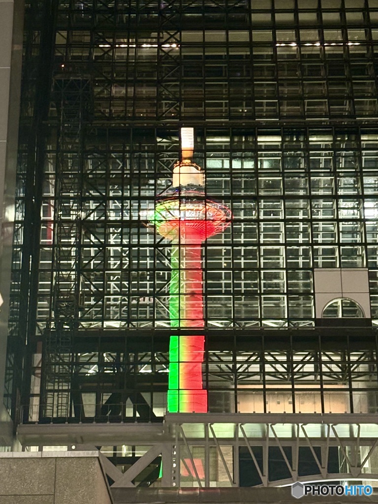 京都駅ビルに映るカラフル京都タワー