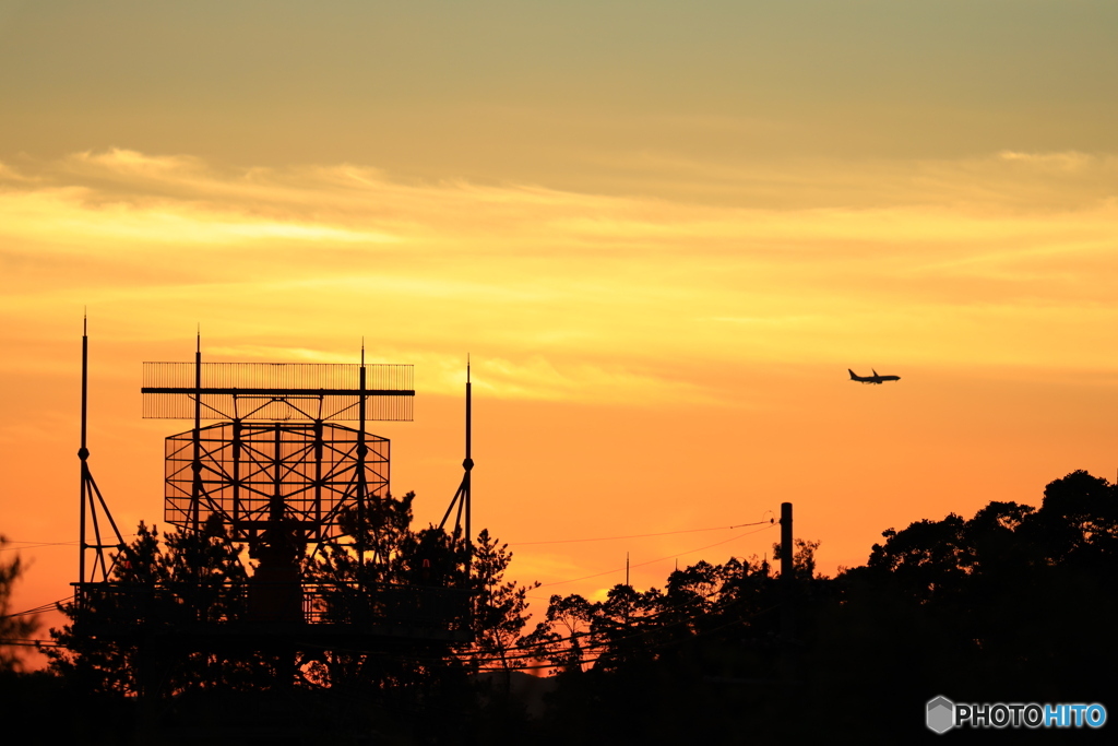 夕焼け空を飛ぶ飛行機