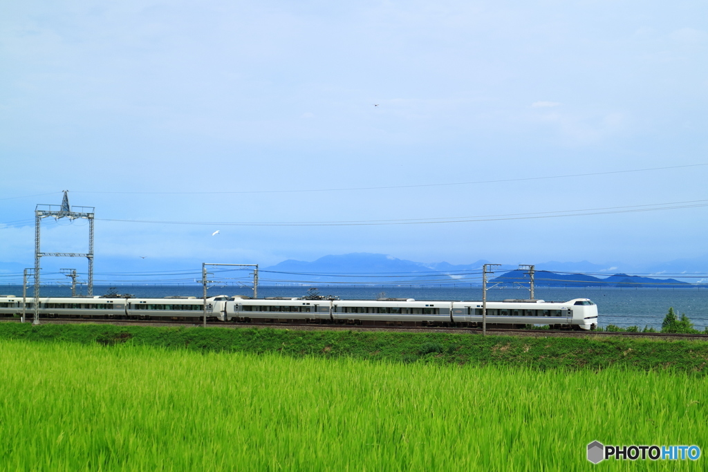 琵琶湖と特急列車-2