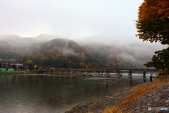 朝靄の中の嵐山・渡月橋