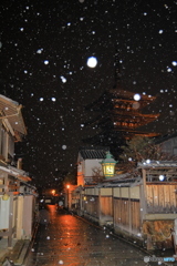 雪降る京都 八坂の塔