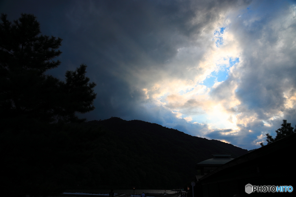 雲の切れ間から