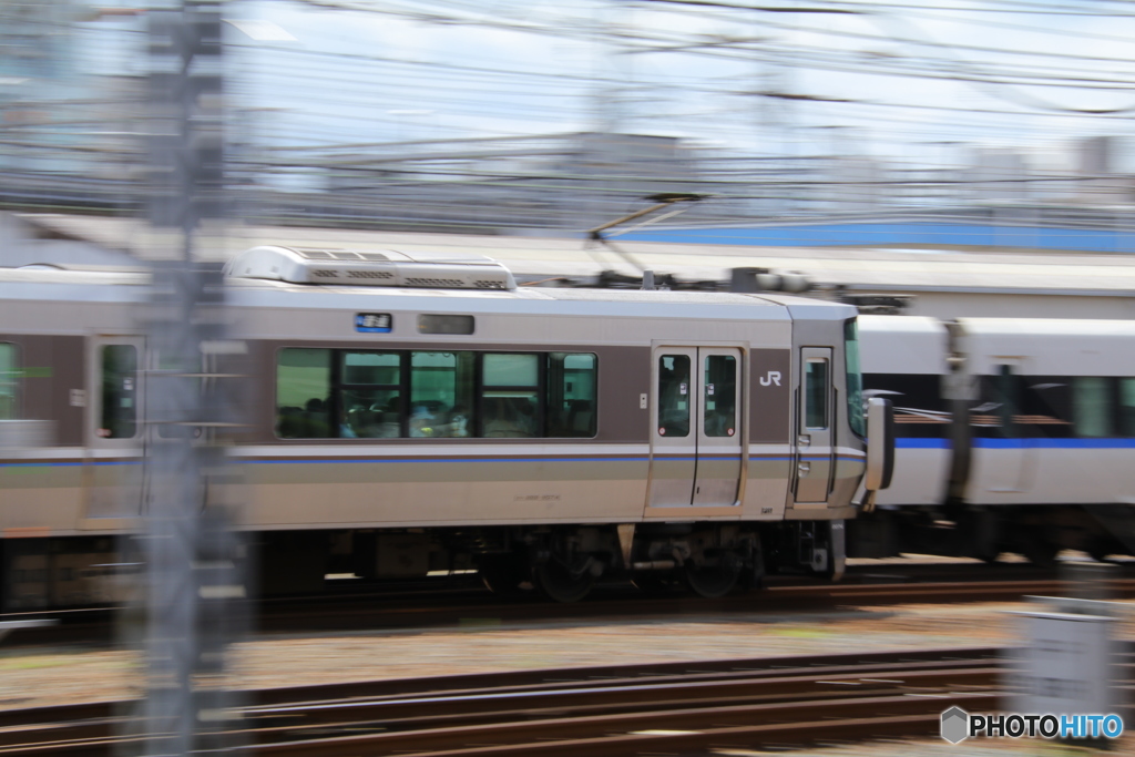 特急列車を追い越していく普通列車