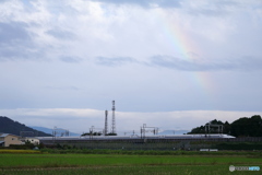 虹と新幹線を眺める