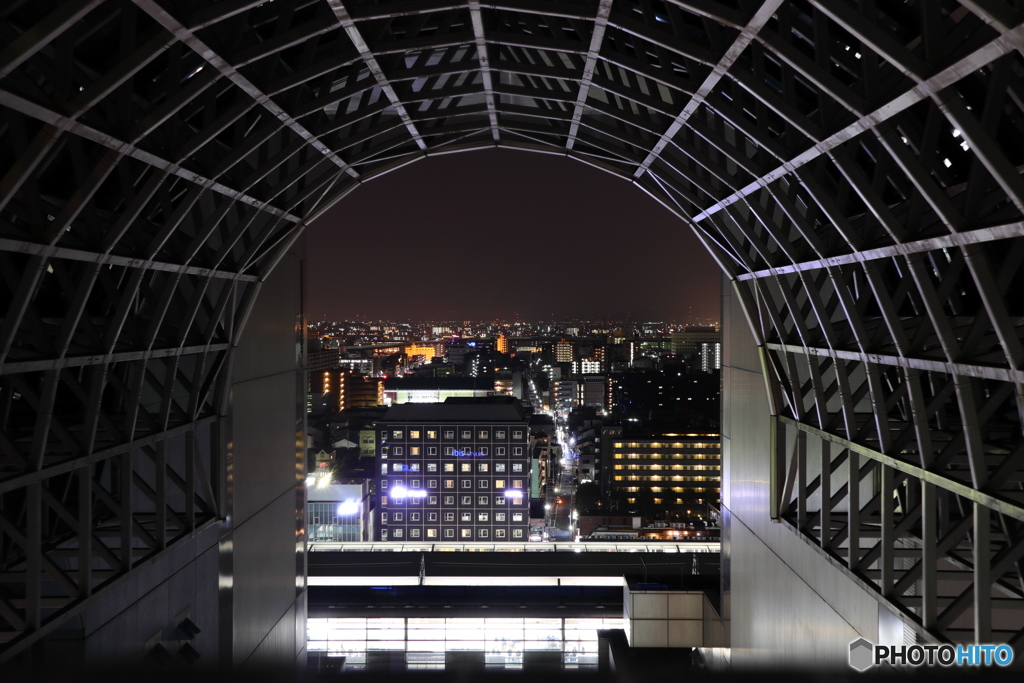 京都駅スカイウォーク隙間からの夜景