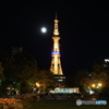 さっぽろテレビ塔に月を添えて