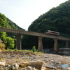 山間を走る