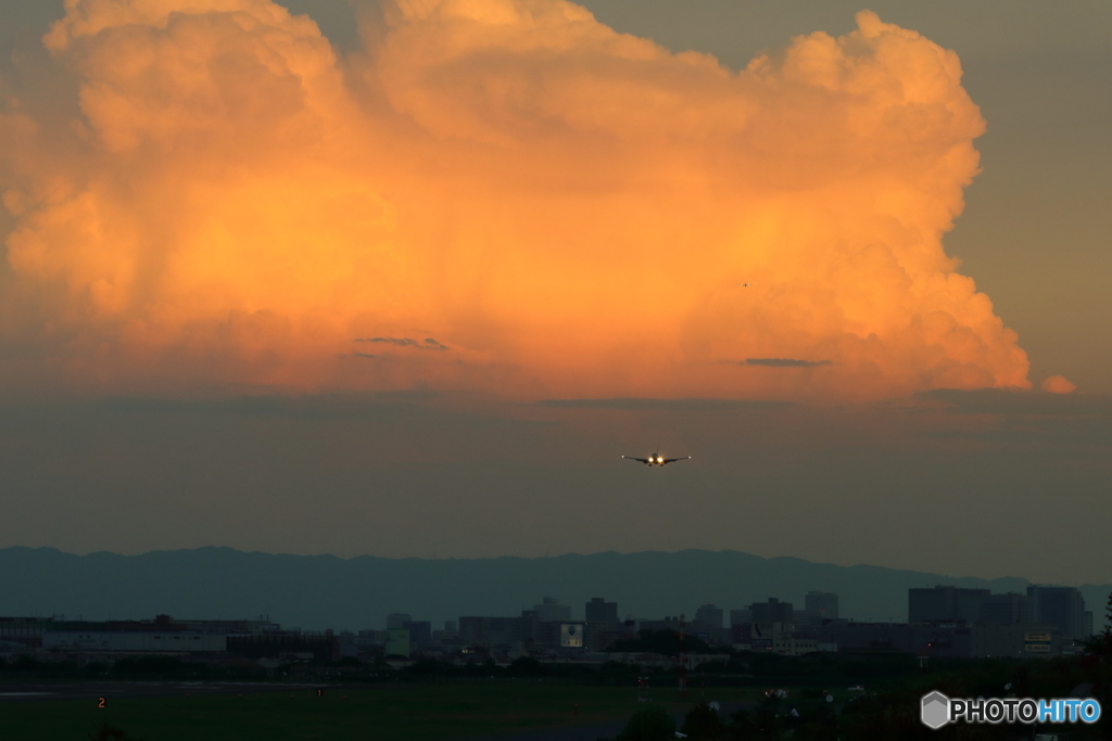 夕陽を浴びる巨大な雲と飛んでくる飛行機たち Part2
