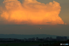 夕陽を浴びる巨大な雲と飛んでくる飛行機たち Part2
