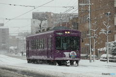 雪の中を走る嵐電