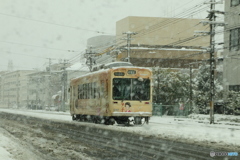 雪の中を走る嵐電・夕子さん