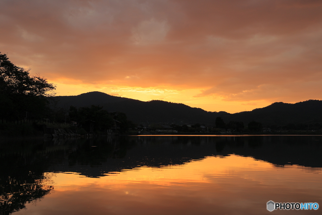 池で見る夕焼け