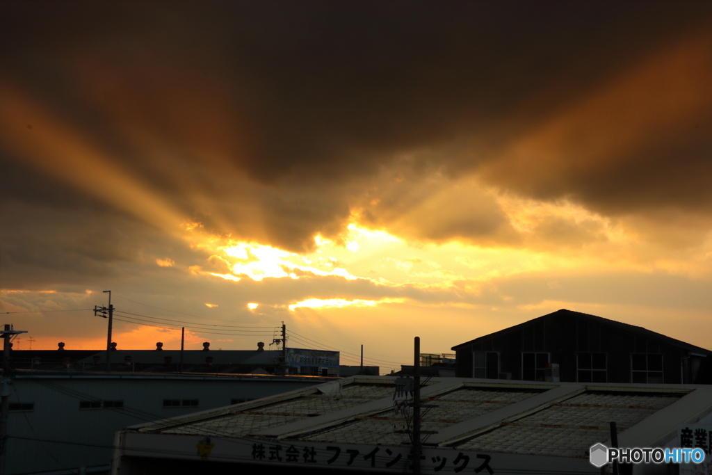 雲の隙間から漏れる太陽の光