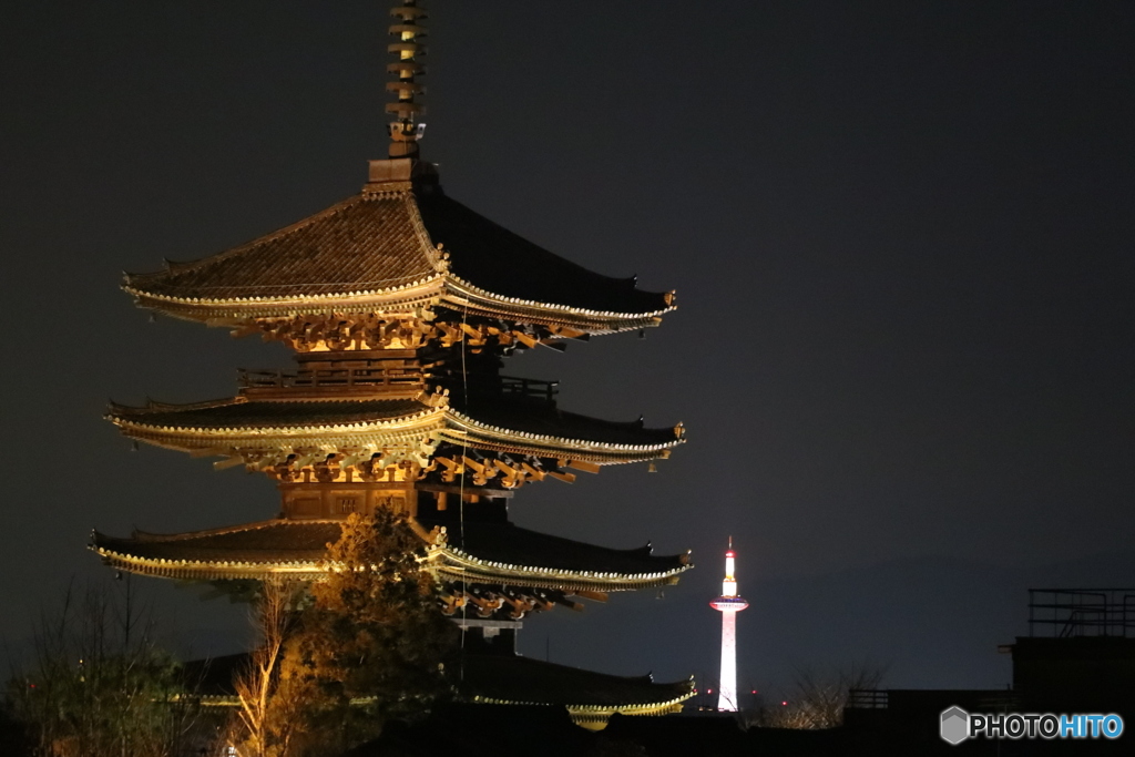 八坂の塔と京都タワー 夜景