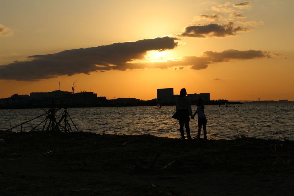 姉妹と夕陽