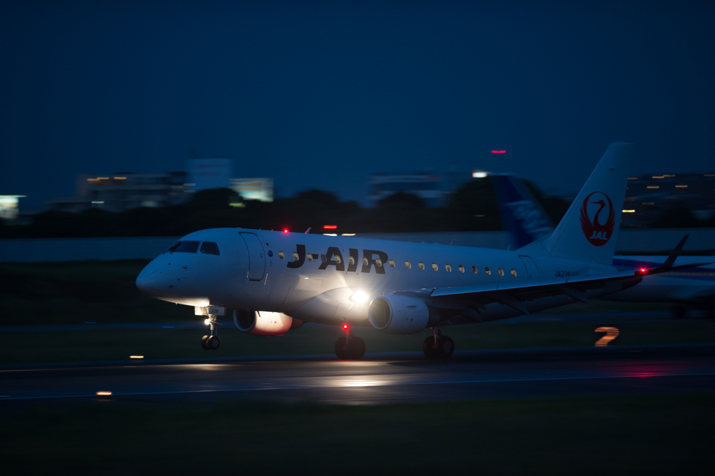 E170 Night Landing