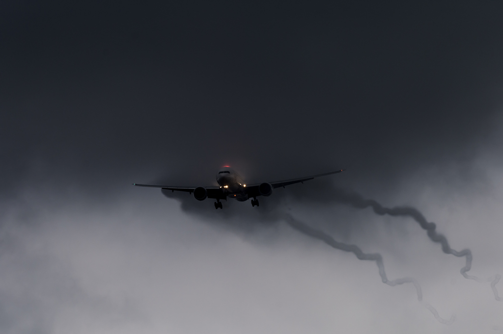 雨の成田空港　ベイパー
