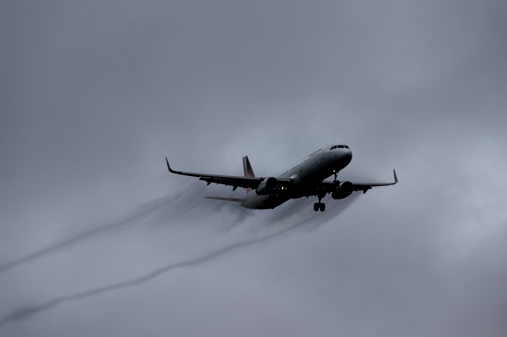 雨の成田空港　ベイパー