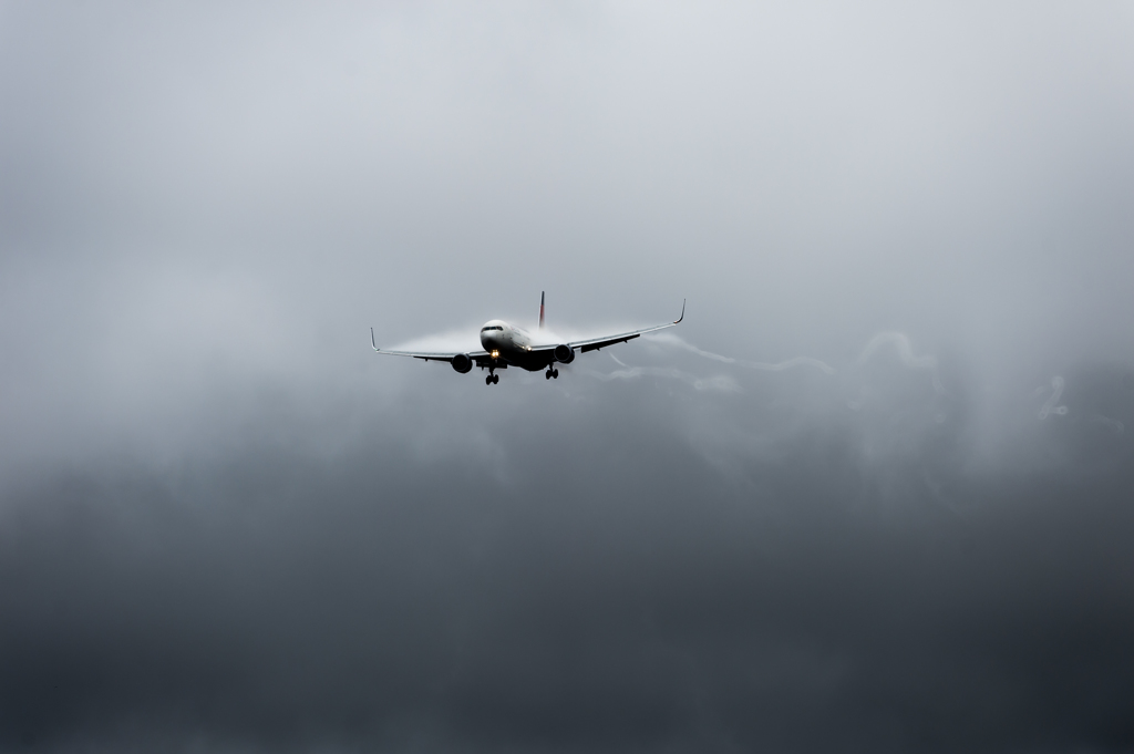 雨の成田空港　ベイパー