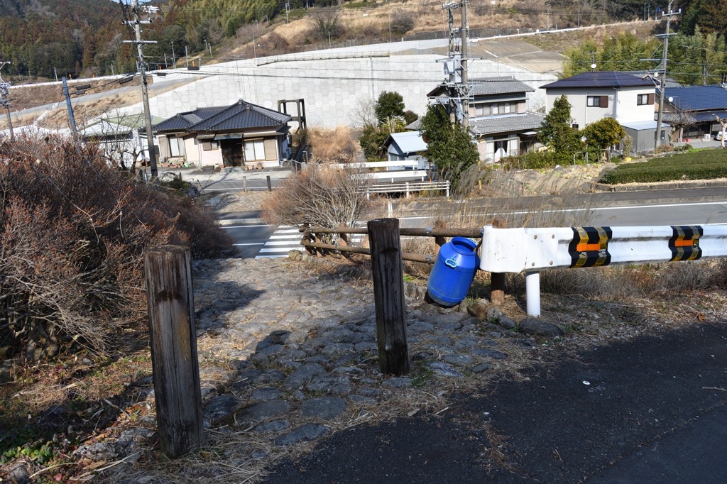 小夜の中山　東の外れ