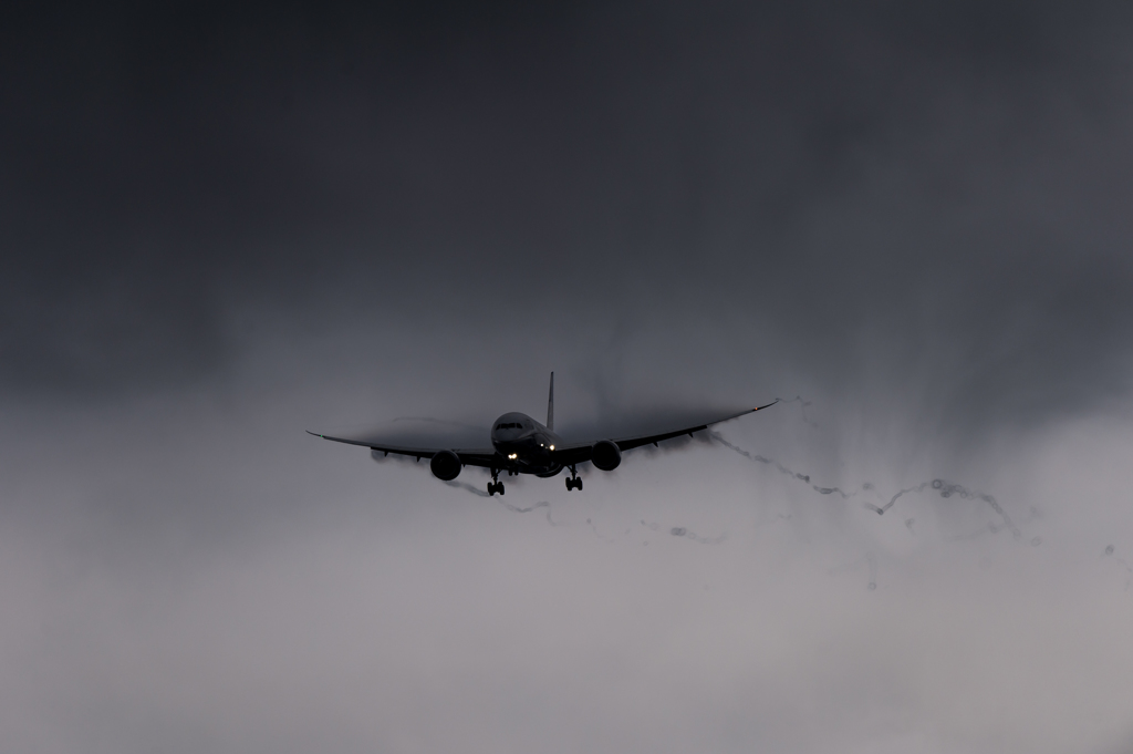 雨の成田空港　ベイパー