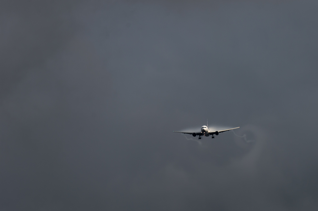 雨の成田空港　ベイパー