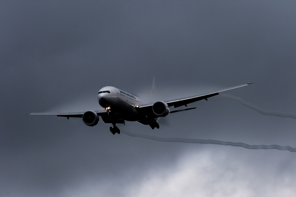 雨の成田空港　ベイパー