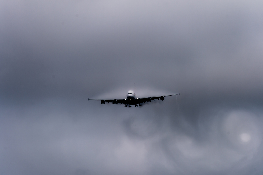 雨の成田空港　ベイパー