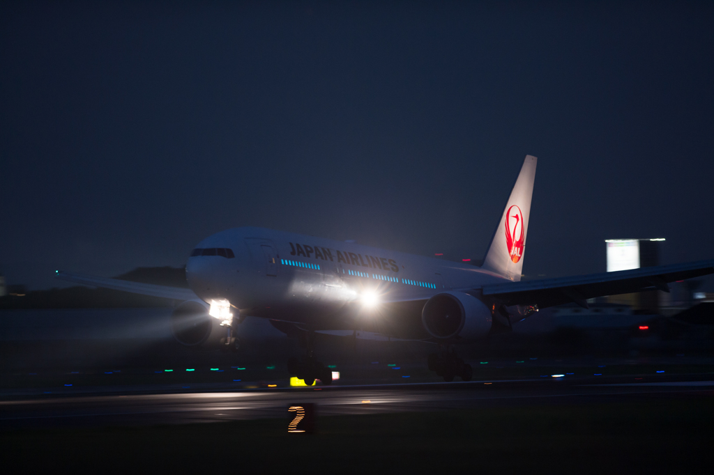 B777  Night Landing