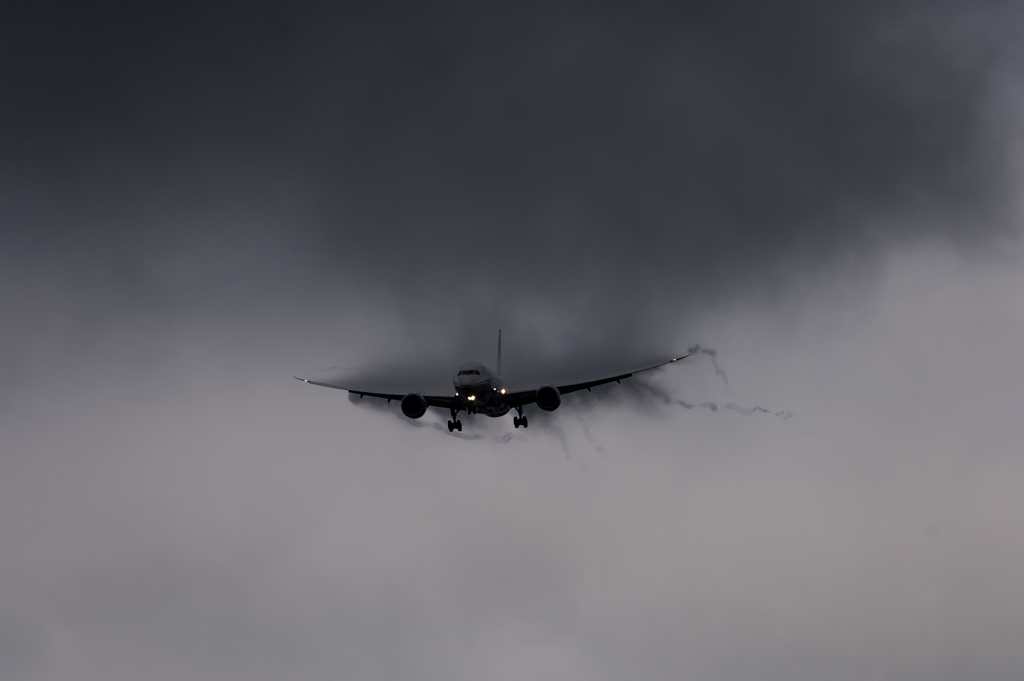 雨の成田空港　ベイパー