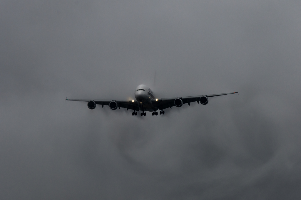 雨の成田空港　ベイパー