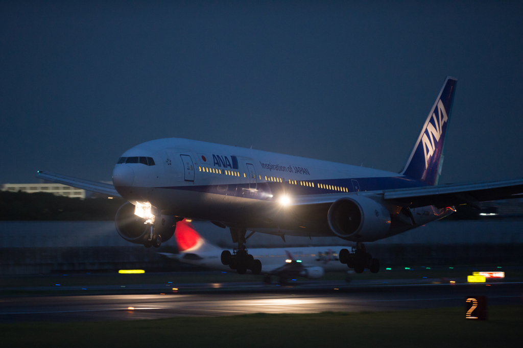 B777 Night Landing