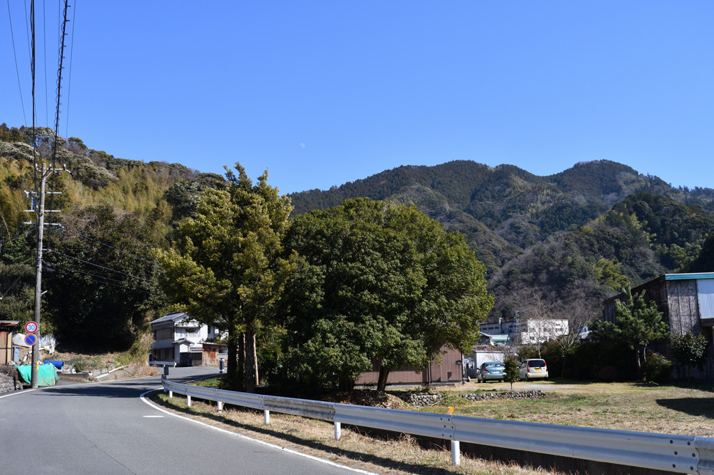 宇津ノ谷峠に向かう道