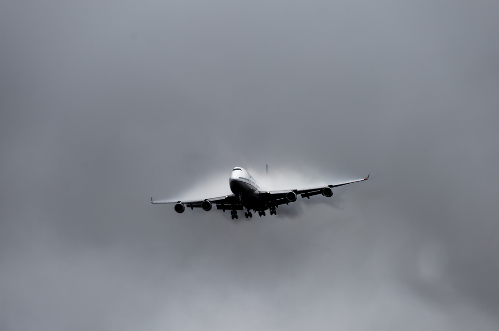 雨の成田空港　ベイパー