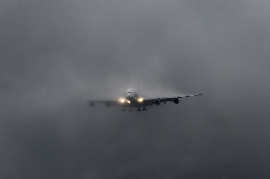 雨の成田空港　ベイパー