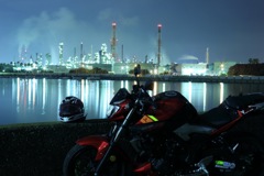 YAMAHA MT-03と工場夜景。