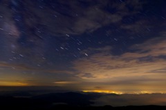 雲海に注ぐ星
