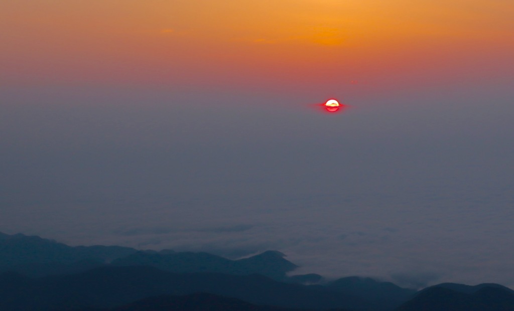 朝焼け 3  雲海からひょっこりと