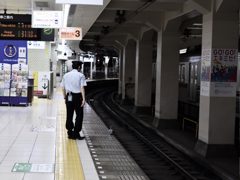 駅員とハト、静かなる攻防