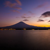 湖畔の夕暮れ