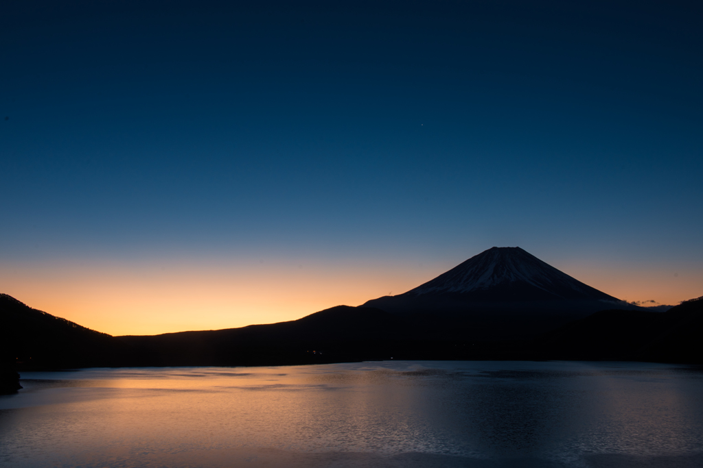 本栖湖の夜明け